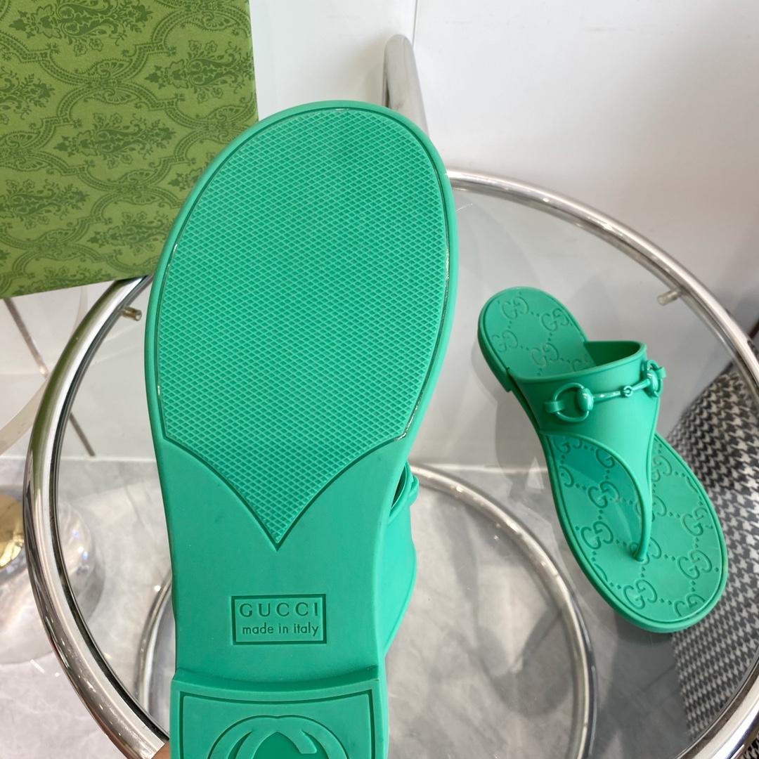 Gucci Women's Thong Sandal With Horsebit  - FashionPlug