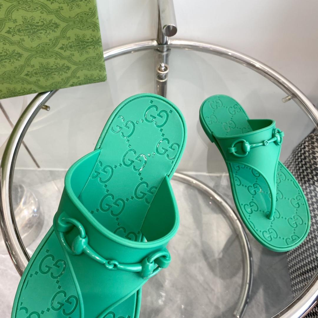Gucci Women's Thong Sandal With Horsebit  - FashionPlug