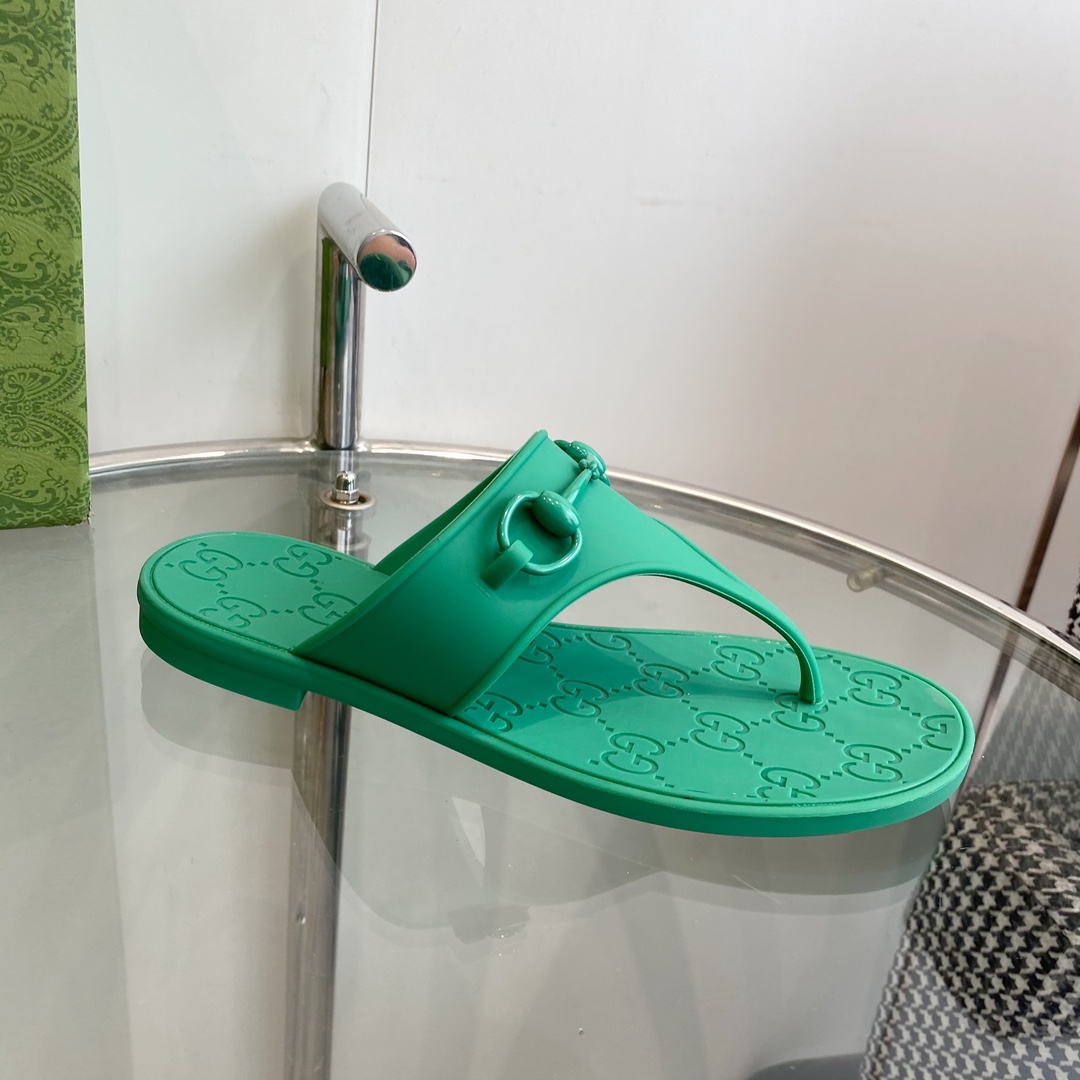 Gucci Women's Thong Sandal With Horsebit  - FashionPlug