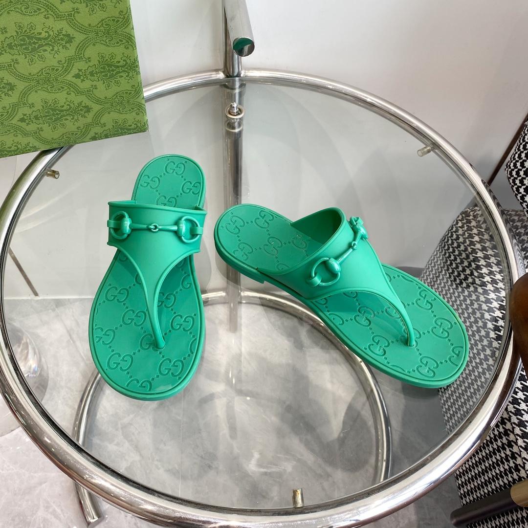 Gucci Women's Thong Sandal With Horsebit  - FashionPlug
