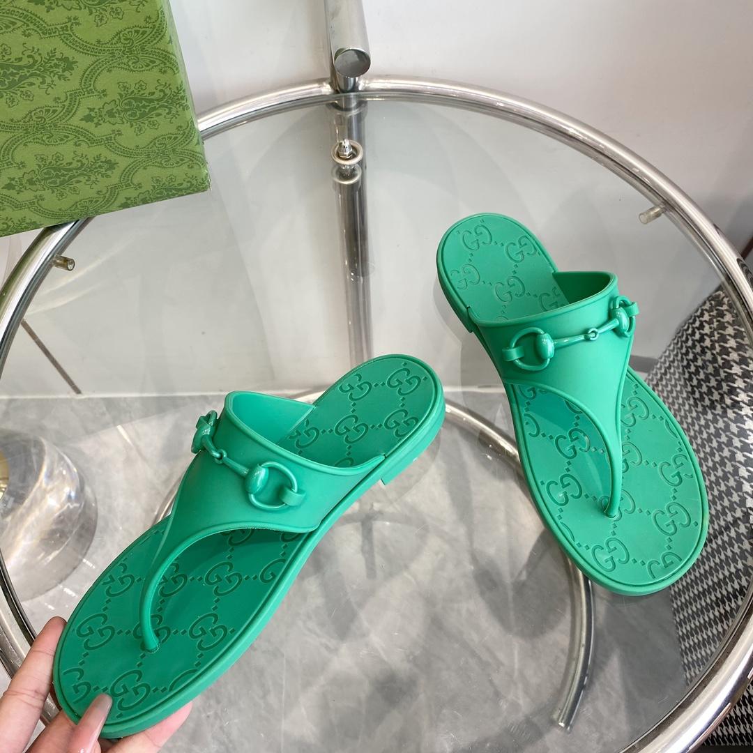 Gucci Women's Thong Sandal With Horsebit  - FashionPlug