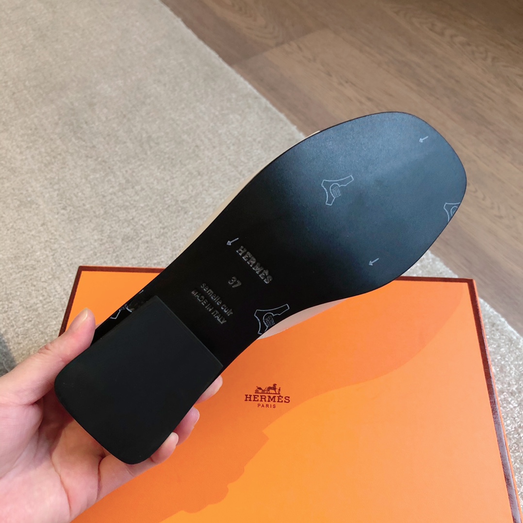 Hermes Isle Sandal - FashionPlug