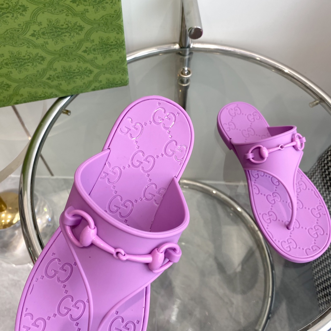 Gucci Women's Thong Sandal With Horsebit  - FashionPlug