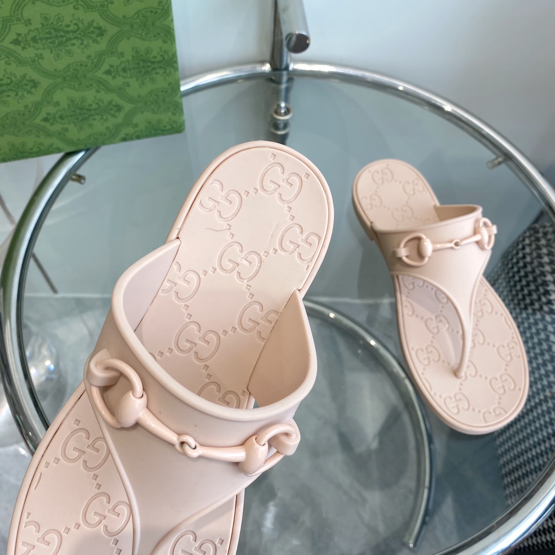 Gucci Women's Thong Sandal With Horsebit  - FashionPlug