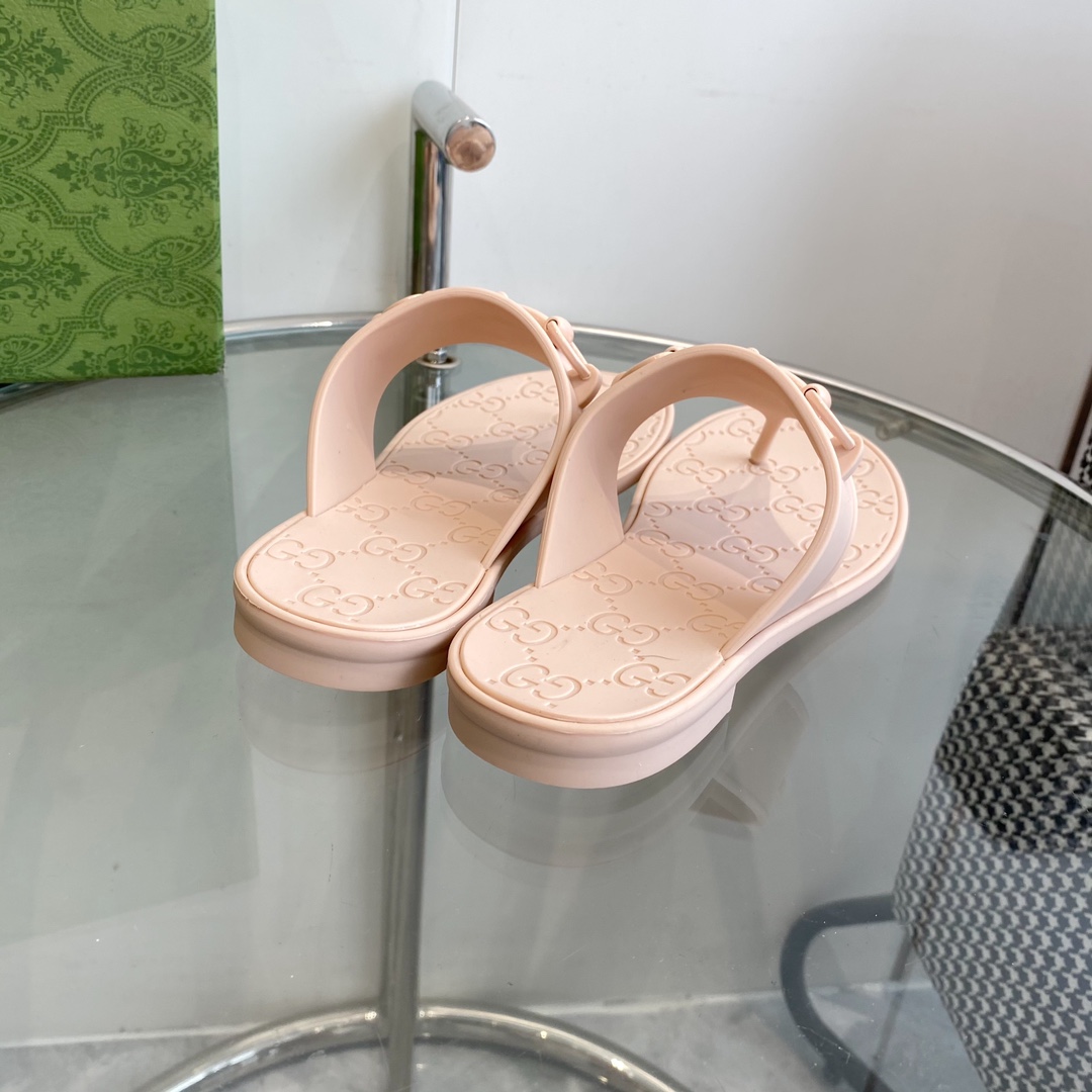 Gucci Women's Thong Sandal With Horsebit  - FashionPlug