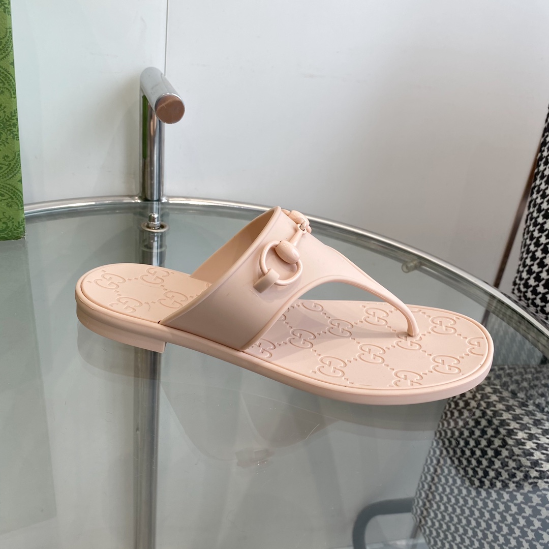 Gucci Women's Thong Sandal With Horsebit  - FashionPlug