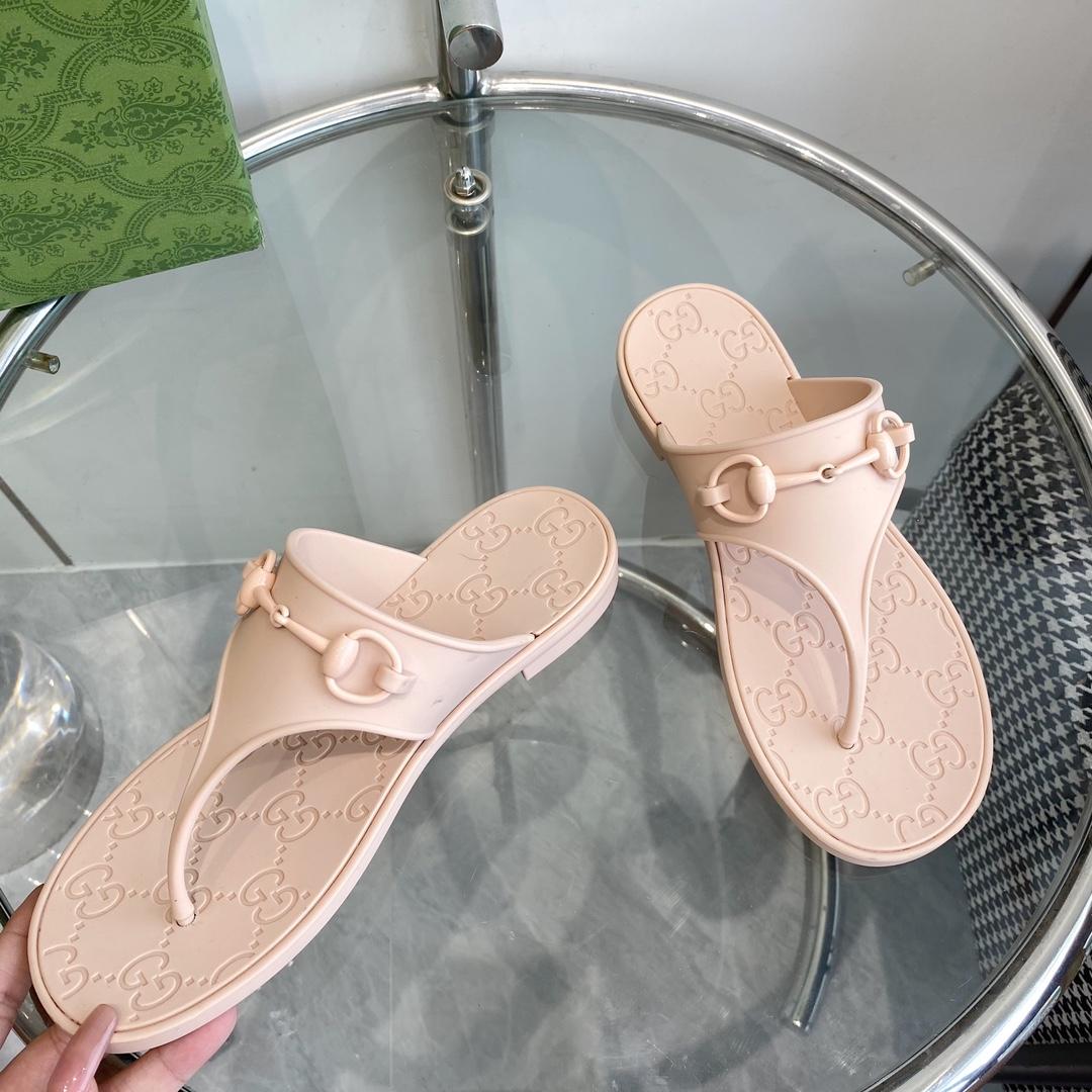 Gucci Women's Thong Sandal With Horsebit  - FashionPlug