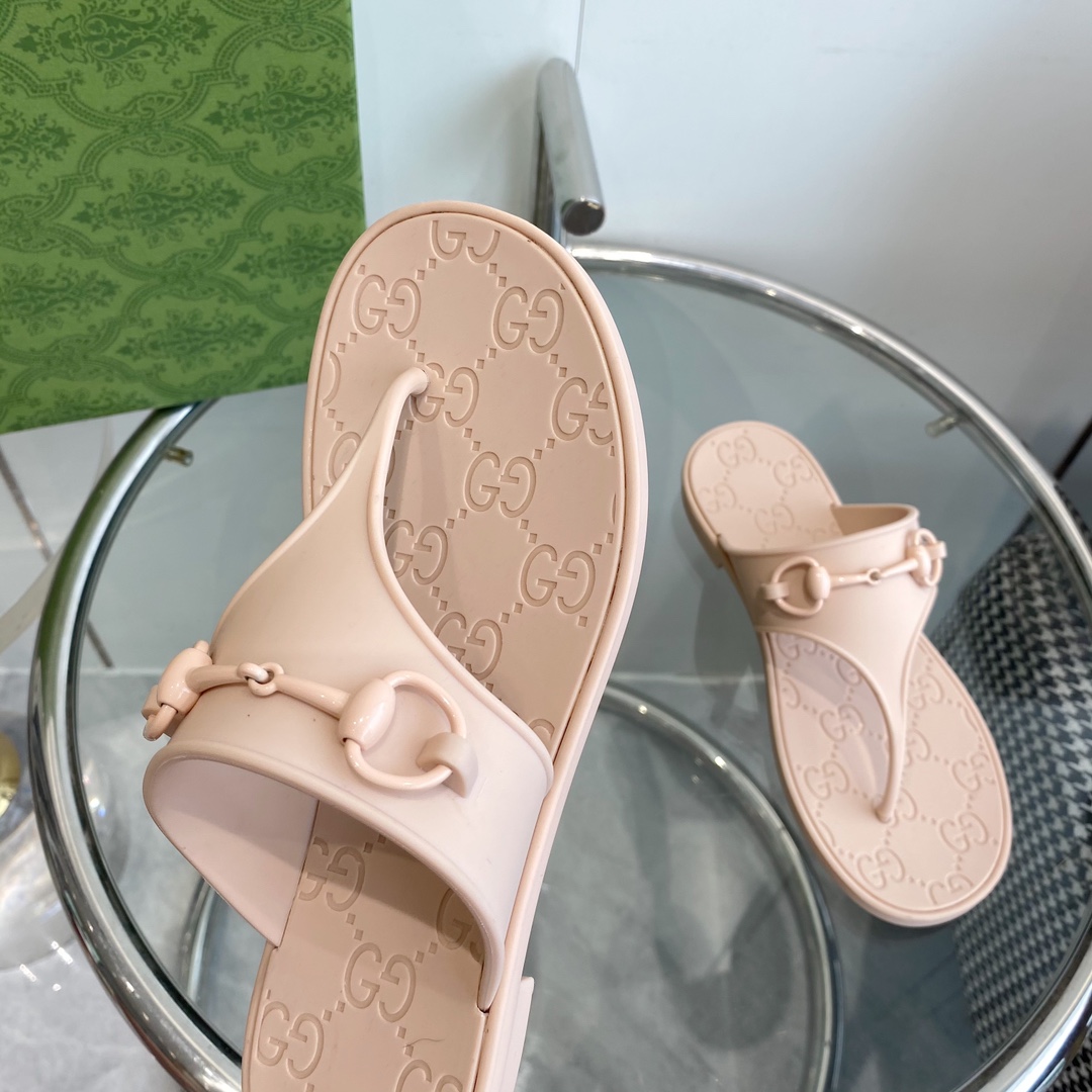 Gucci Women's Thong Sandal With Horsebit  - FashionPlug