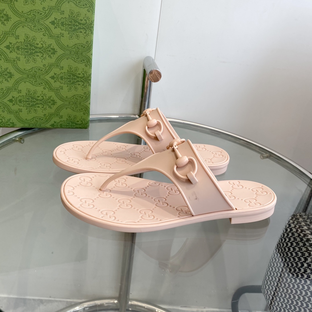 Gucci Women's Thong Sandal With Horsebit  - FashionPlug