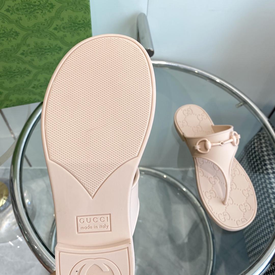 Gucci Women's Thong Sandal With Horsebit  - FashionPlug