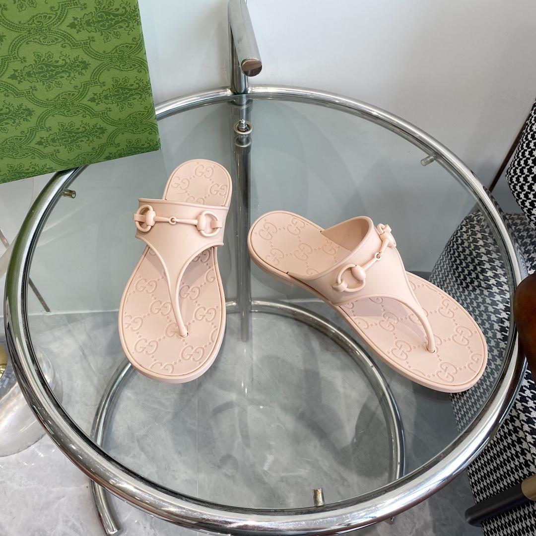 Gucci Women's Thong Sandal With Horsebit  - FashionPlug