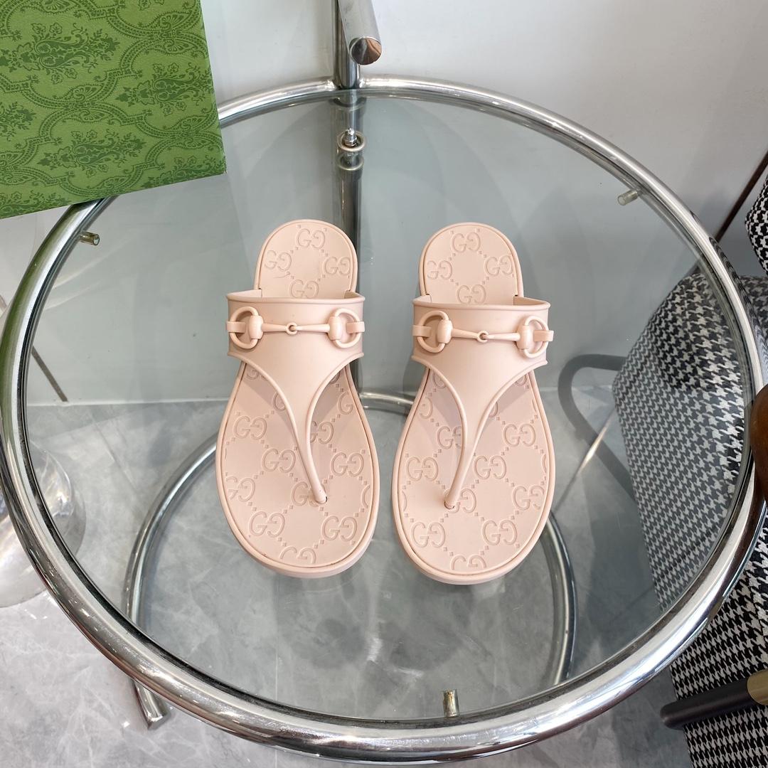 Gucci Women's Thong Sandal With Horsebit  - FashionPlug
