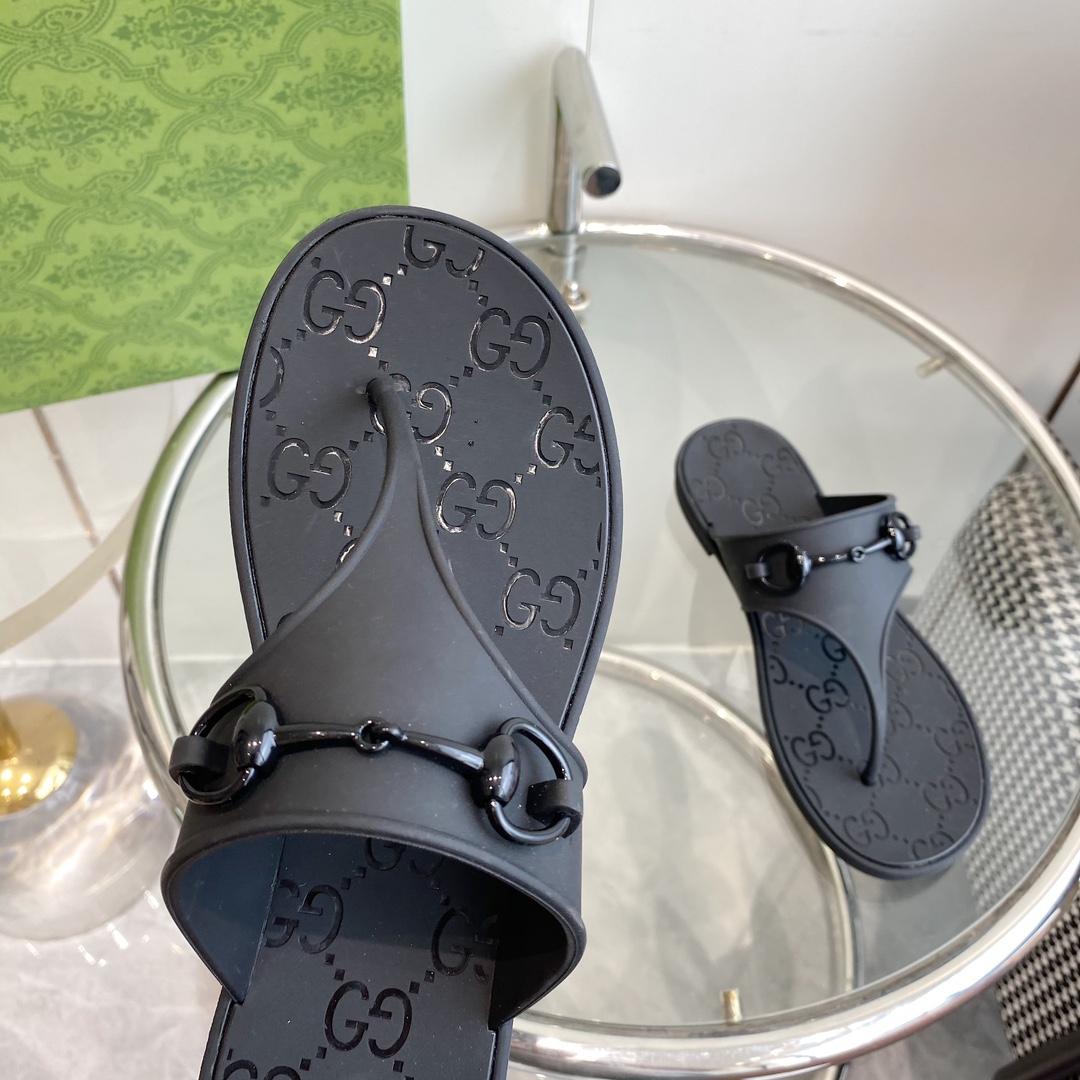 Gucci Women's Thong Sandal With Horsebit  - FashionPlug