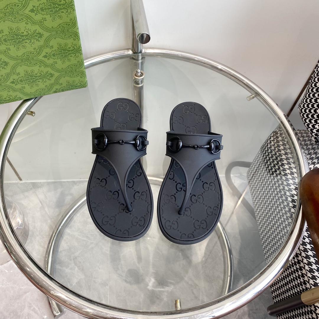 Gucci Women's Thong Sandal With Horsebit  - FashionPlug