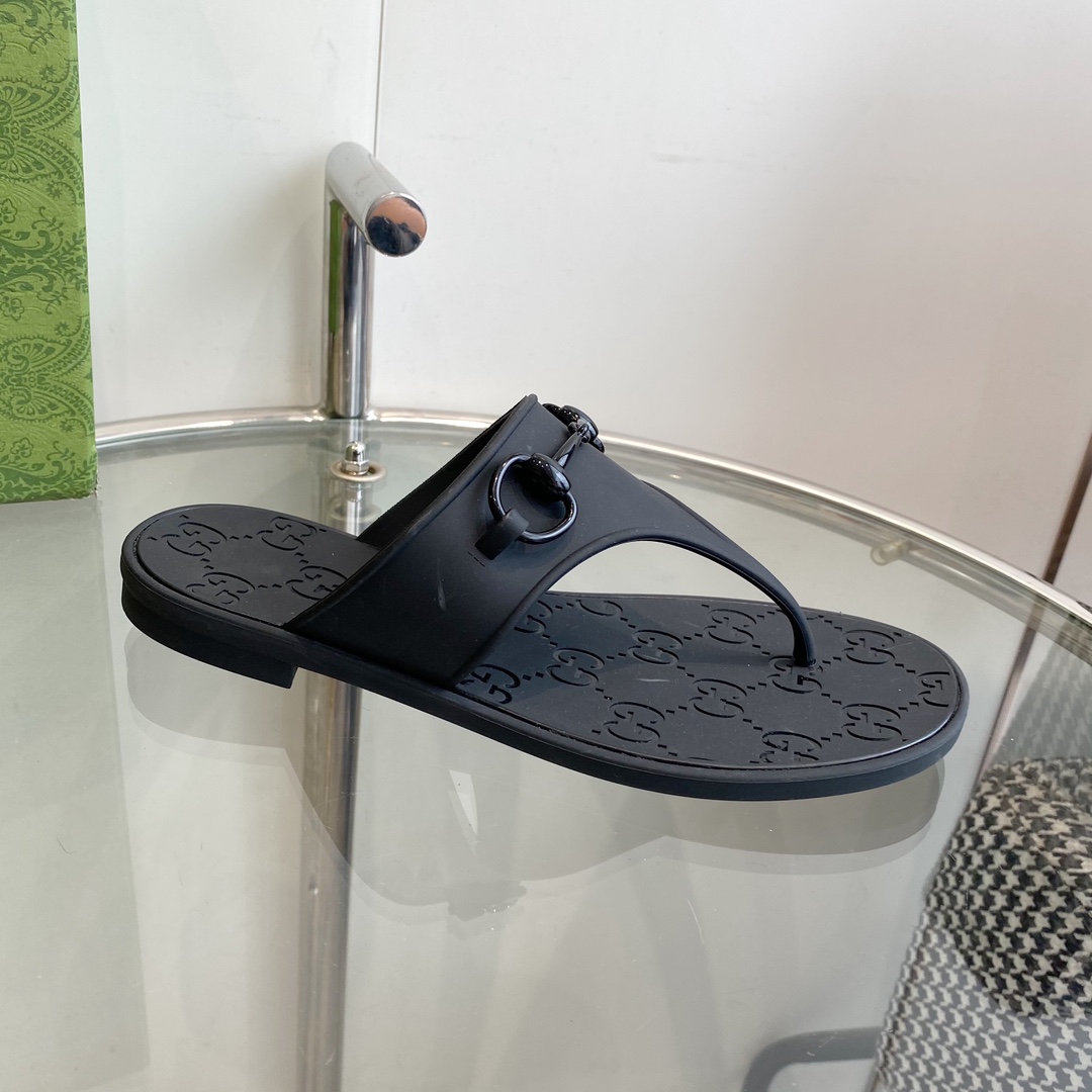 Gucci Women's Thong Sandal With Horsebit  - FashionPlug