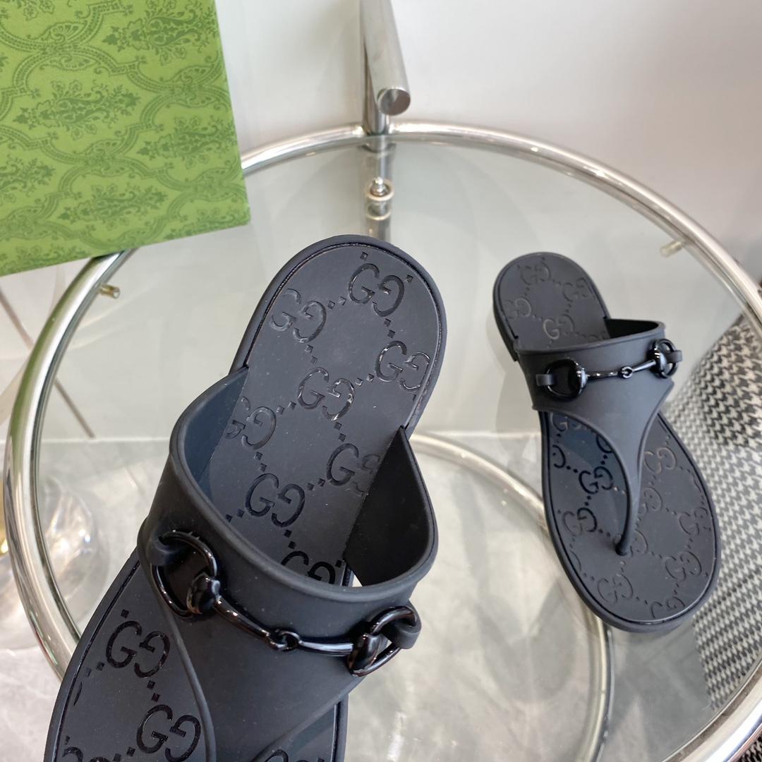 Gucci Women's Thong Sandal With Horsebit  - FashionPlug
