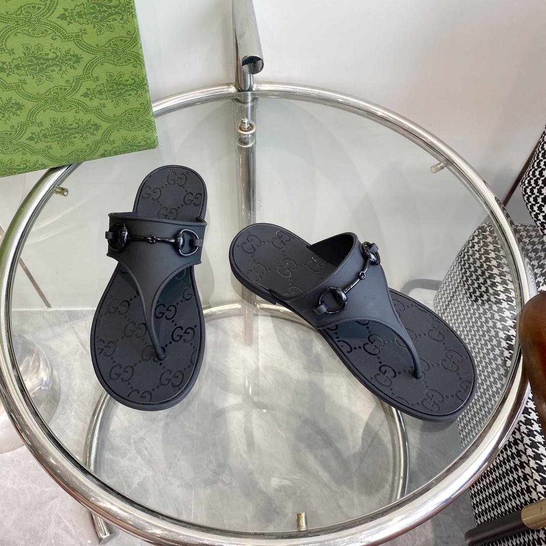 Gucci Women's Thong Sandal With Horsebit  - FashionPlug