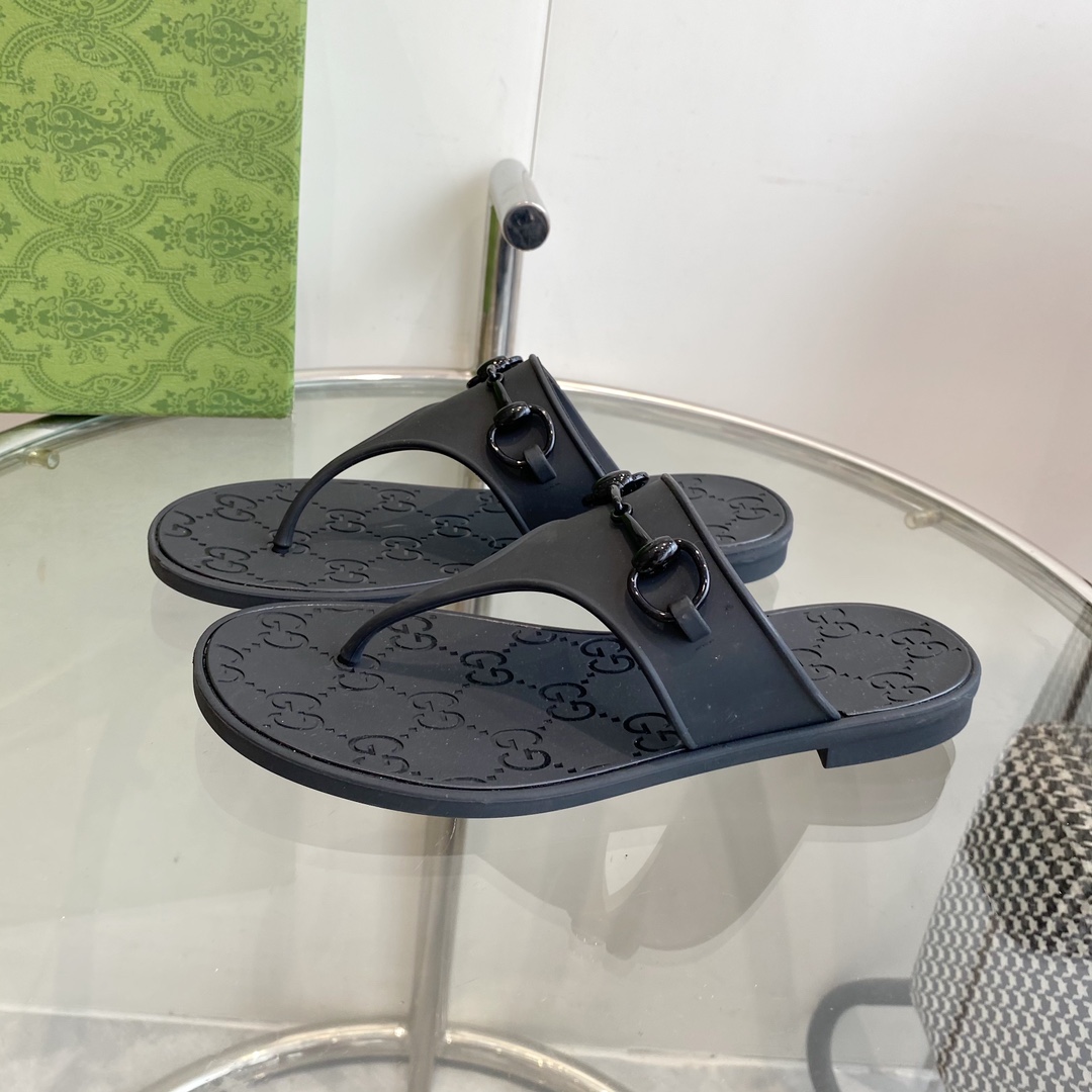 Gucci Women's Thong Sandal With Horsebit  - FashionPlug