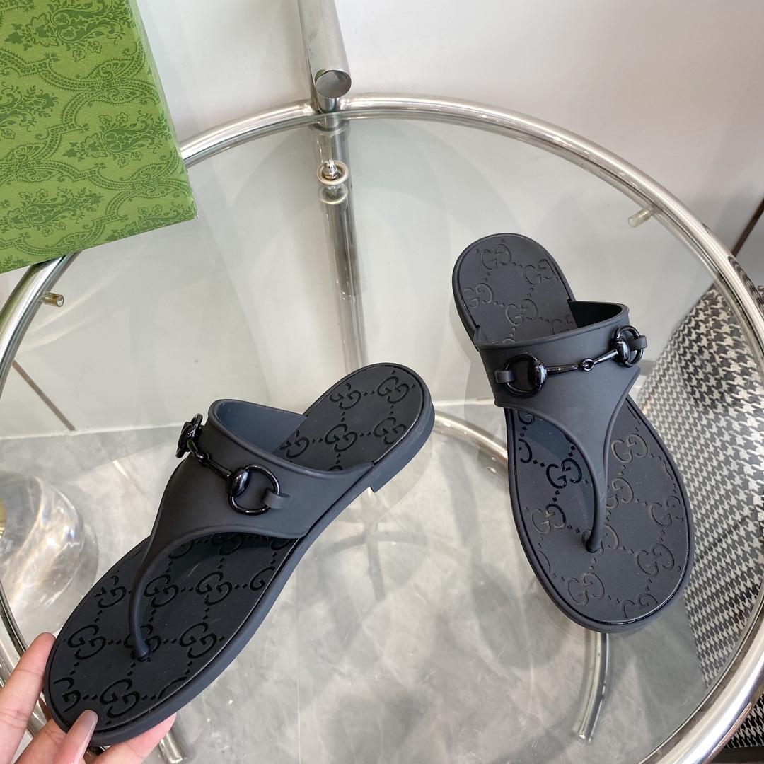 Gucci Women's Thong Sandal With Horsebit  - FashionPlug