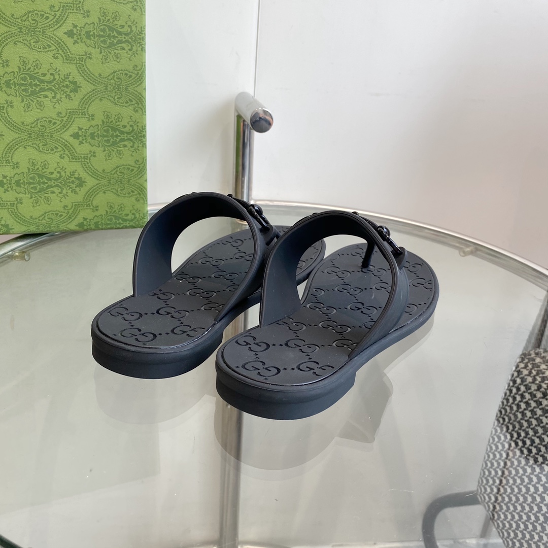 Gucci Women's Thong Sandal With Horsebit  - FashionPlug
