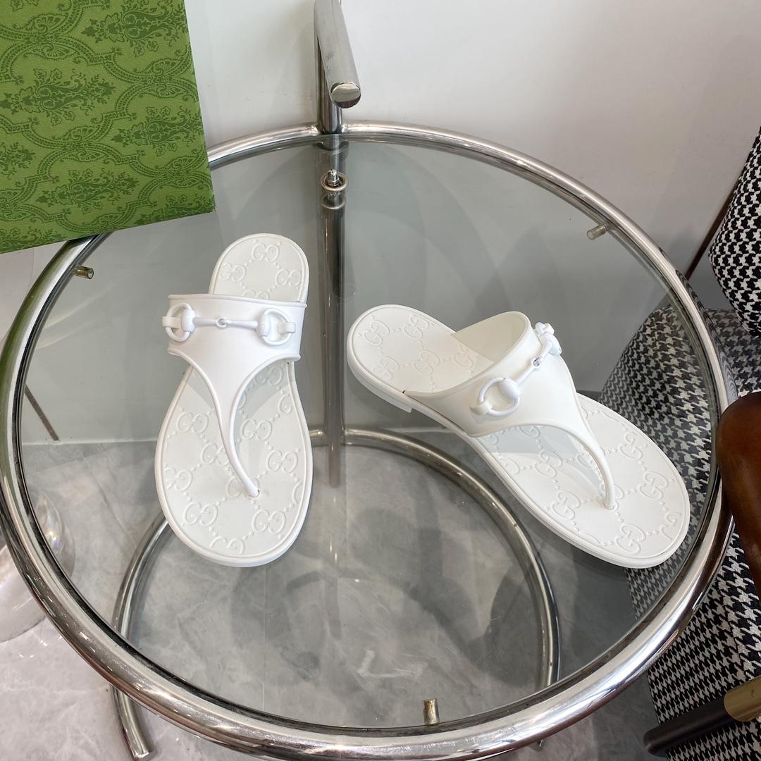 Gucci Women's Thong Sandal With Horsebit  - FashionPlug