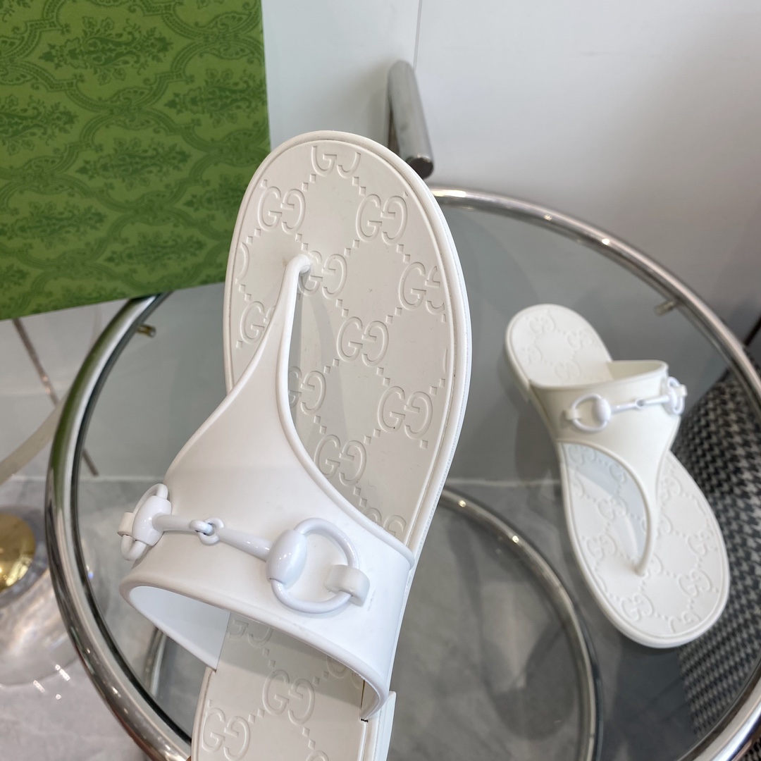 Gucci Women's Thong Sandal With Horsebit  - FashionPlug