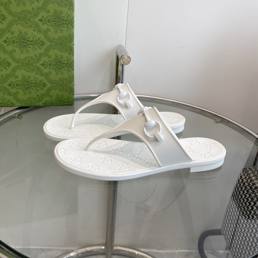 Gucci Women's Thong Sandal With Horsebit  - FashionPlug