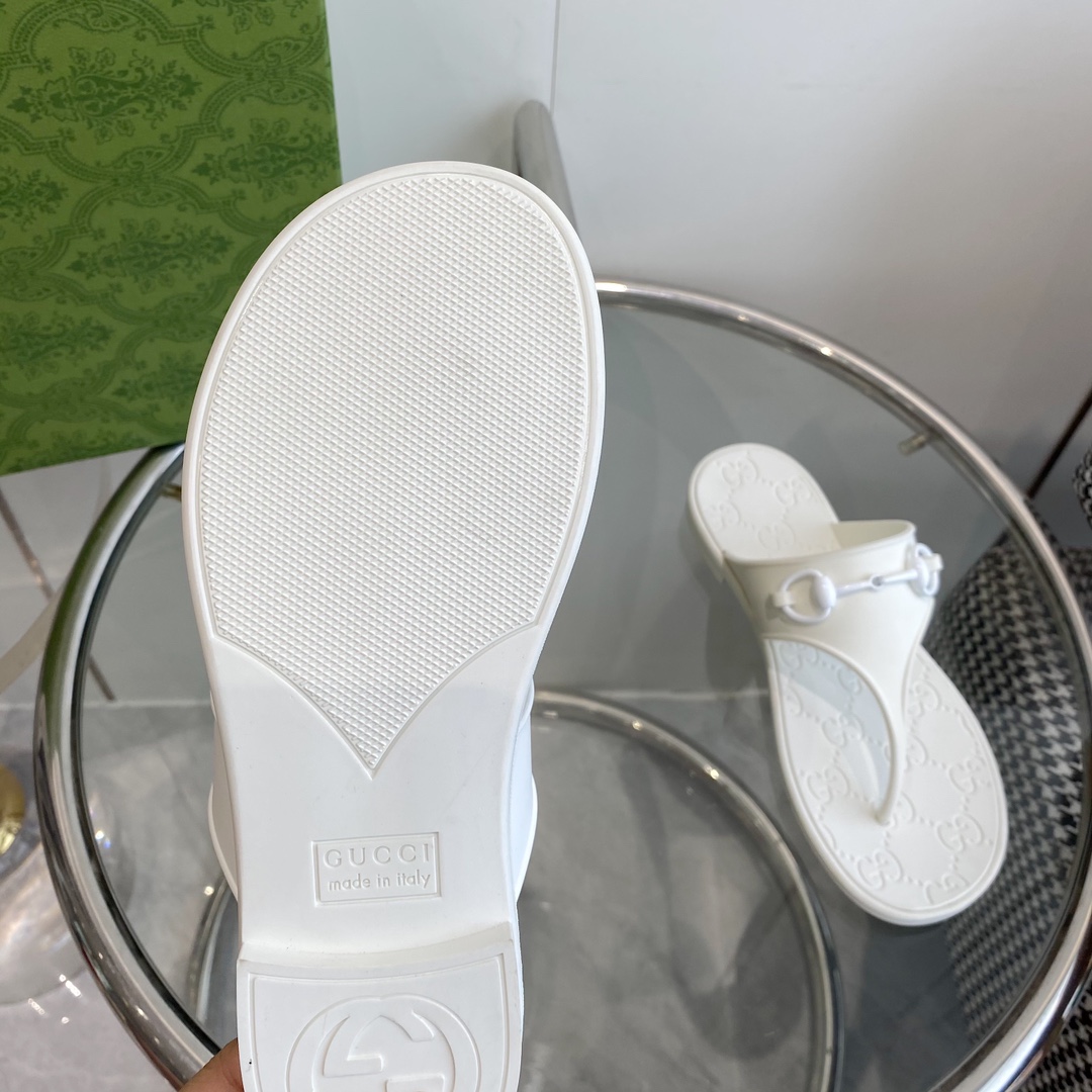Gucci Women's Thong Sandal With Horsebit  - FashionPlug