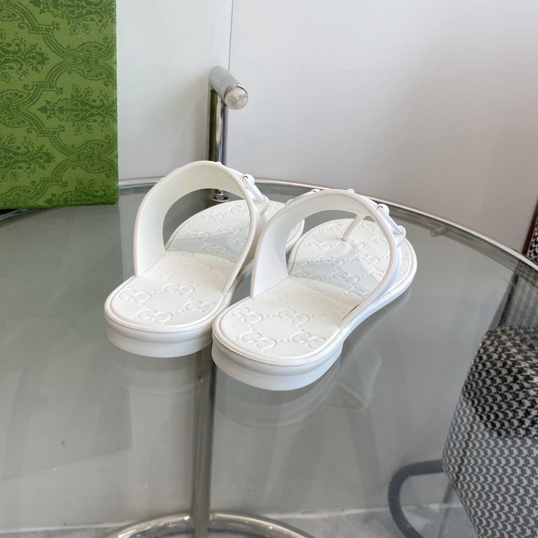 Gucci Women's Thong Sandal With Horsebit  - FashionPlug