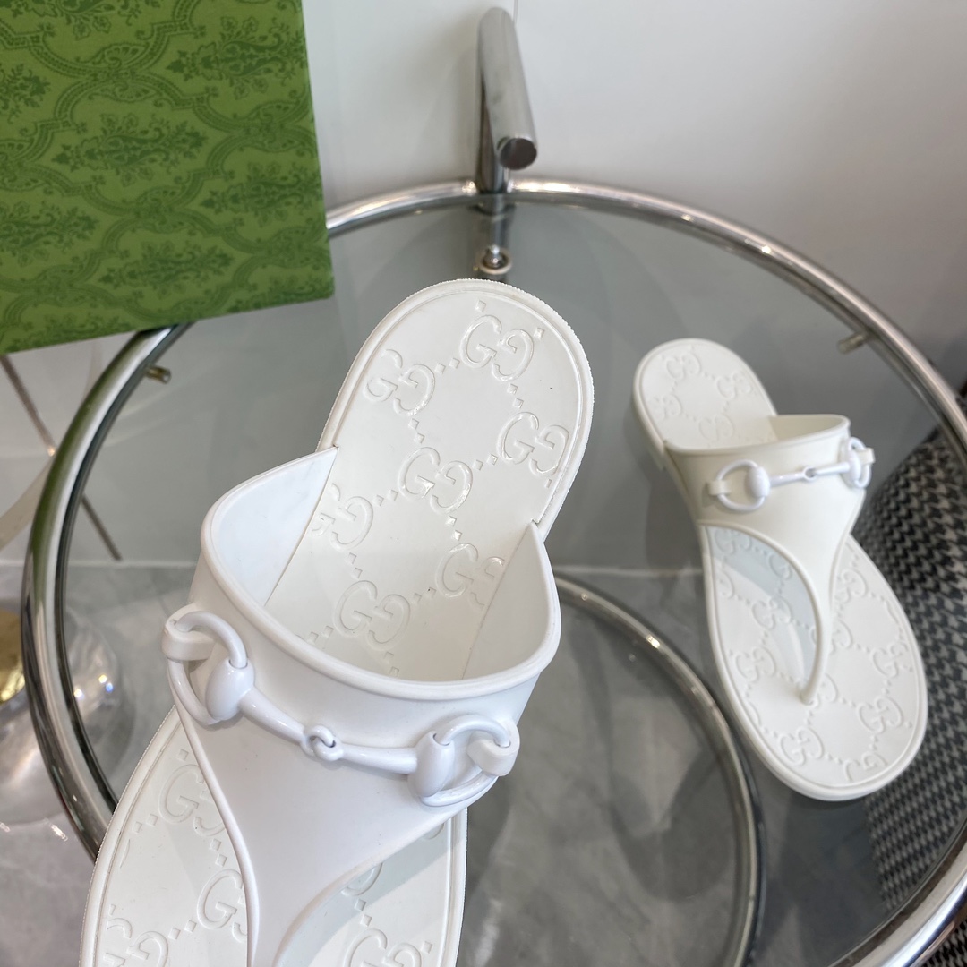 Gucci Women's Thong Sandal With Horsebit  - FashionPlug