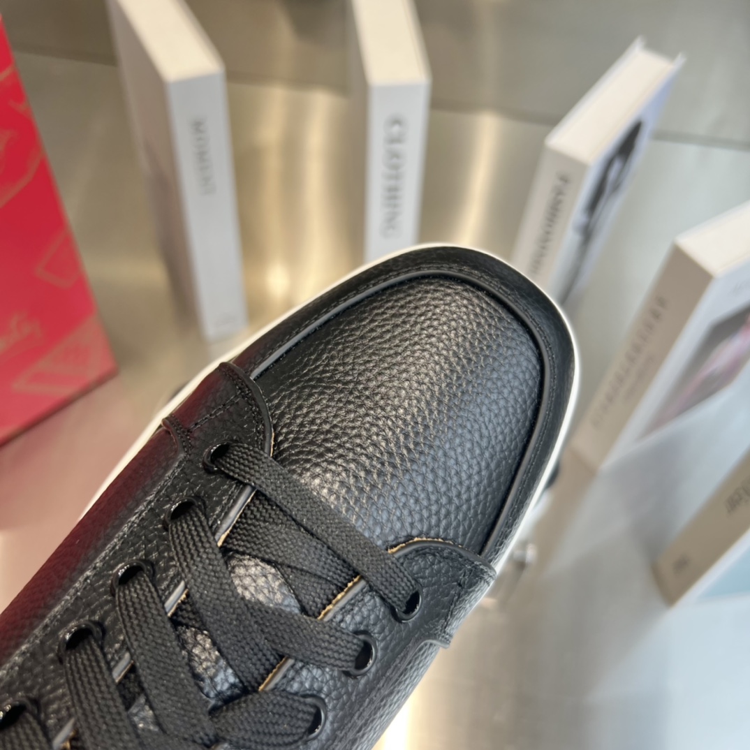 Christian Louboutin Sneakers - FashionPlug