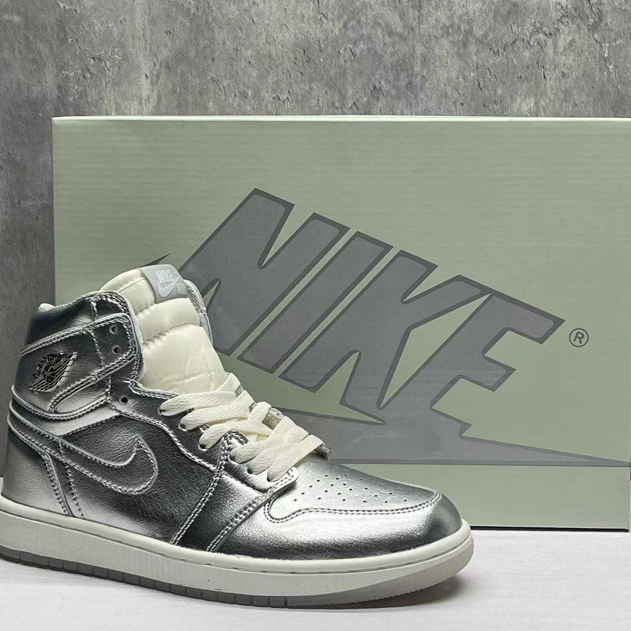 Jordan1 High OG“Chrome” Sneaker    FN7249-001 - FashionPlug