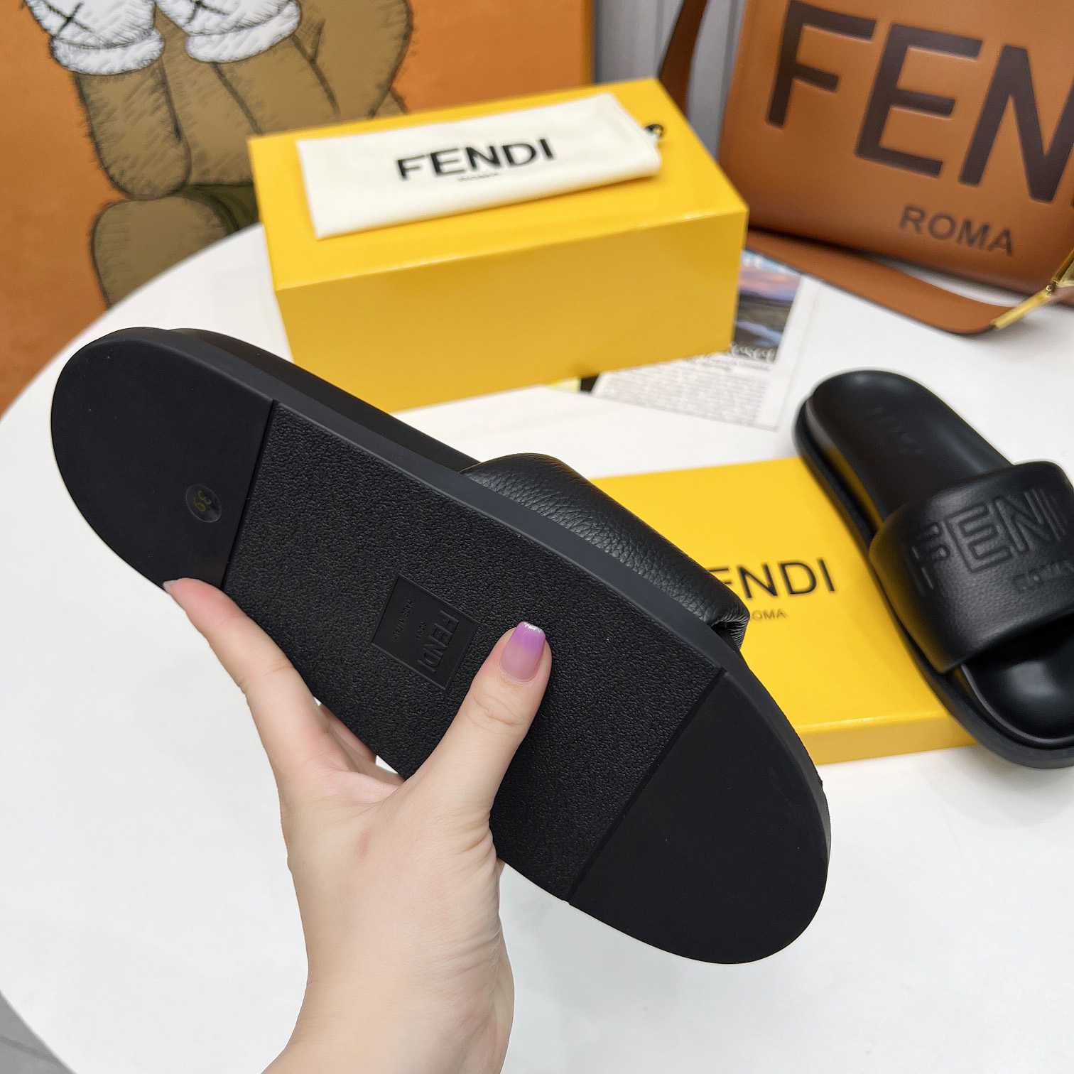 Fendi Roma Slides Black Leather Fussbett - FashionPlug