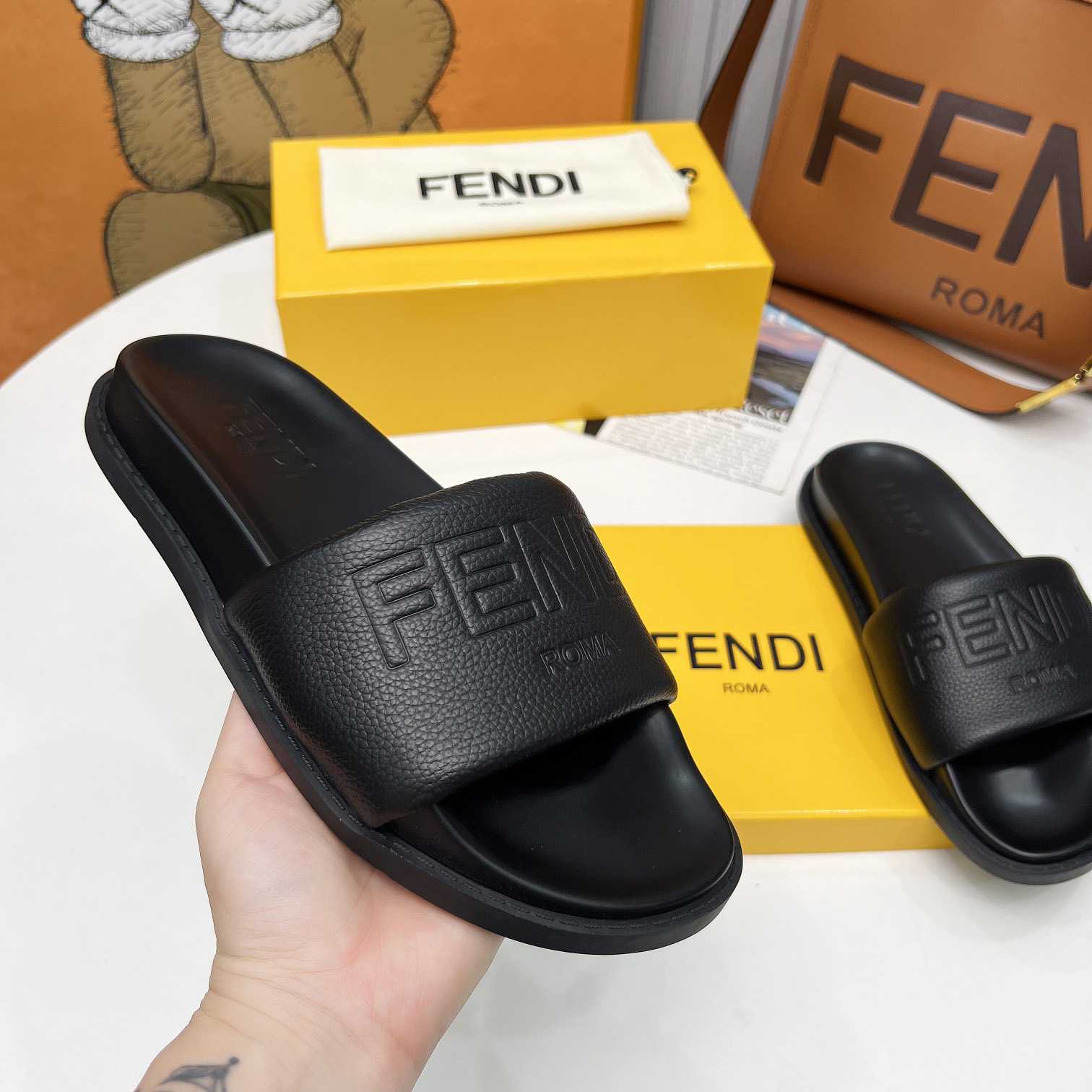 Fendi Roma Slides Black Leather Fussbett - FashionPlug