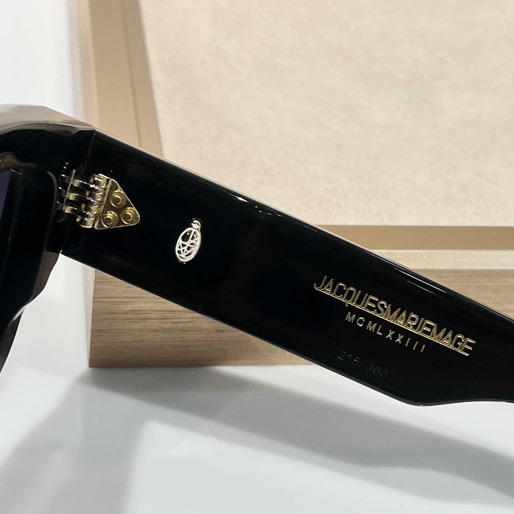 Jacquemus ASCARII Sunglasses - FashionPlug