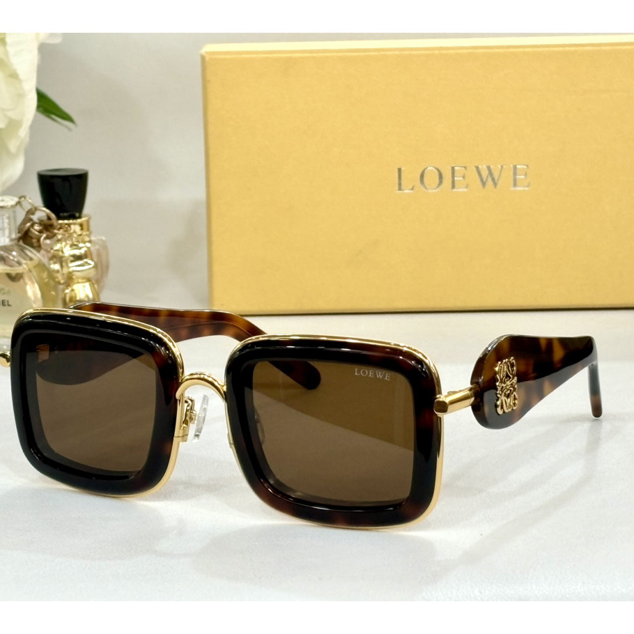 Loewe LW40150U Sunglasses - FashionPlug