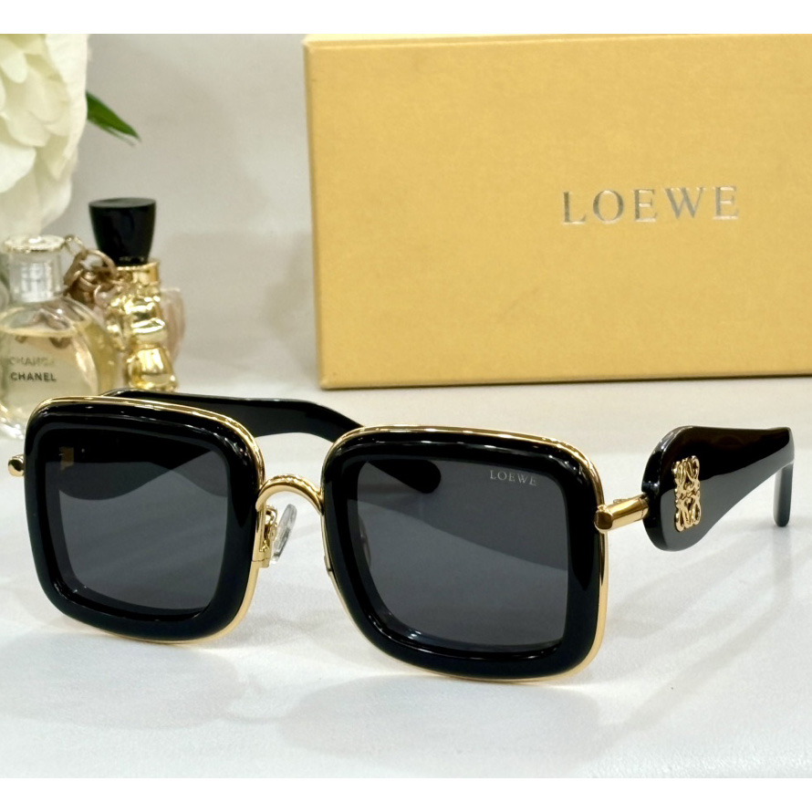 Loewe LW40150U Sunglasses - FashionPlug