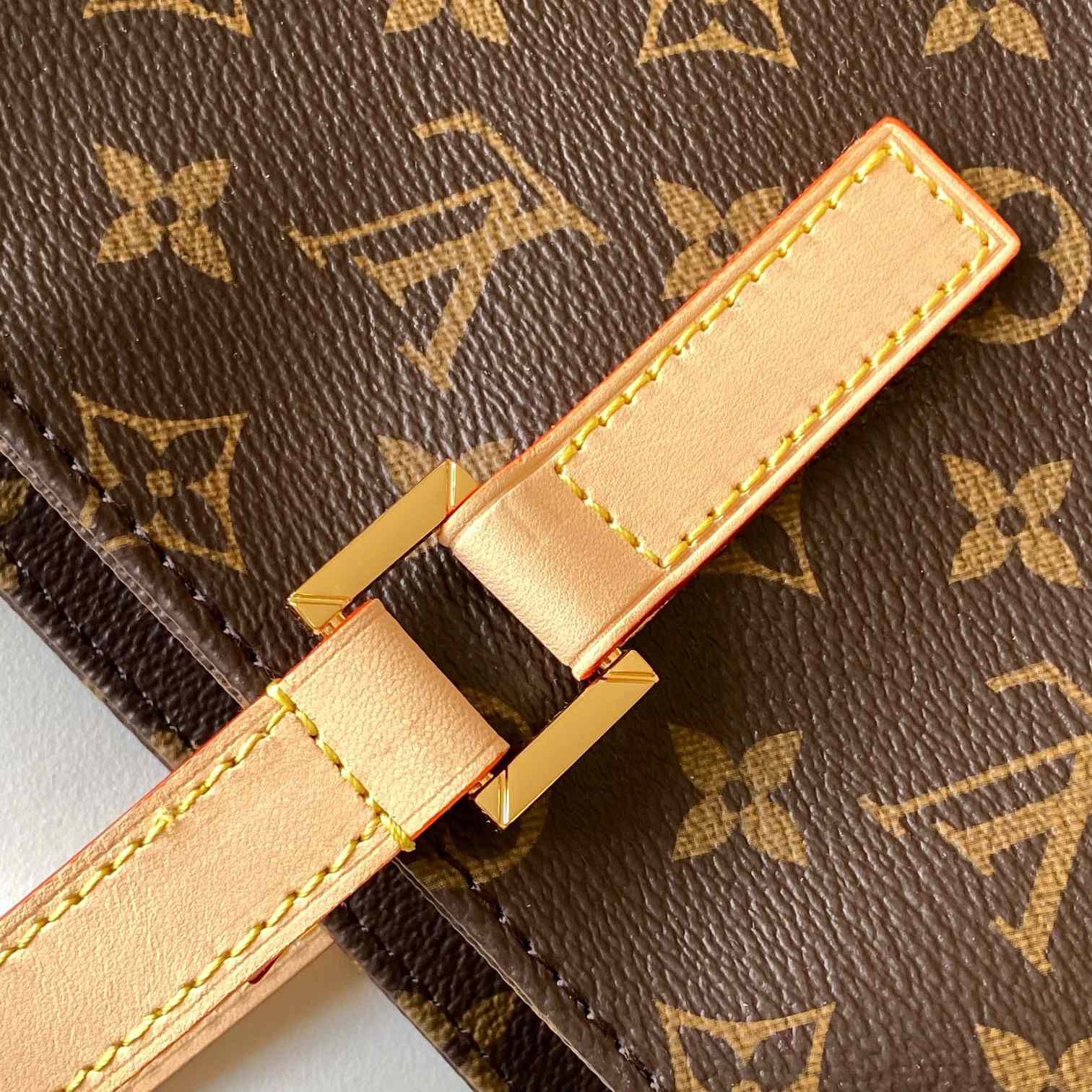 Louis Vuitton Mezzo   M47134 - FashionPlug