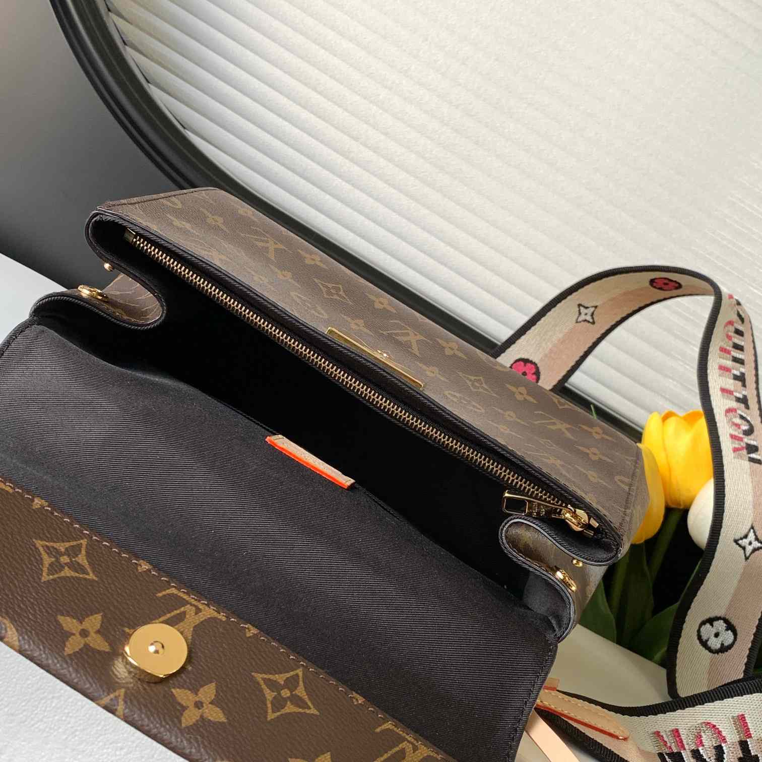 Louis Vuitton Cluny BB  M46372 - FashionPlug