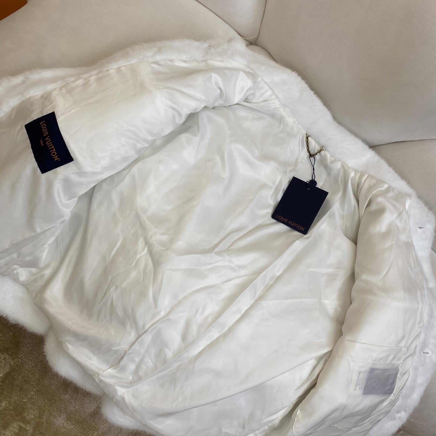 Louis Vuitton Mink Trucker Jacket   1AFXB7 - FashionPlug