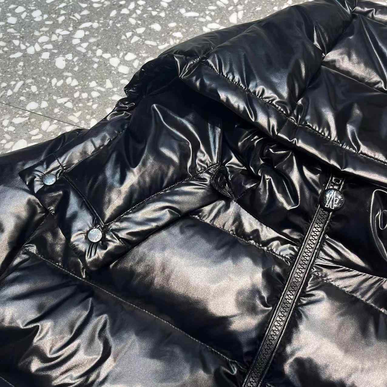 Moncler Saulx Short Down Jacket - FashionPlug