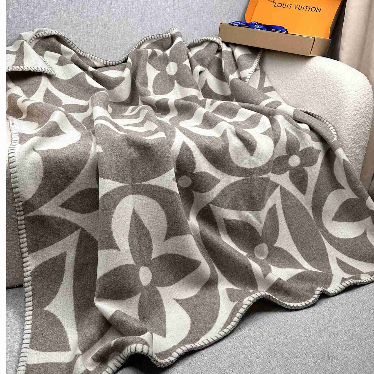 Louis Vuitton LV Medallion Blanket  M79275 - FashionPlug