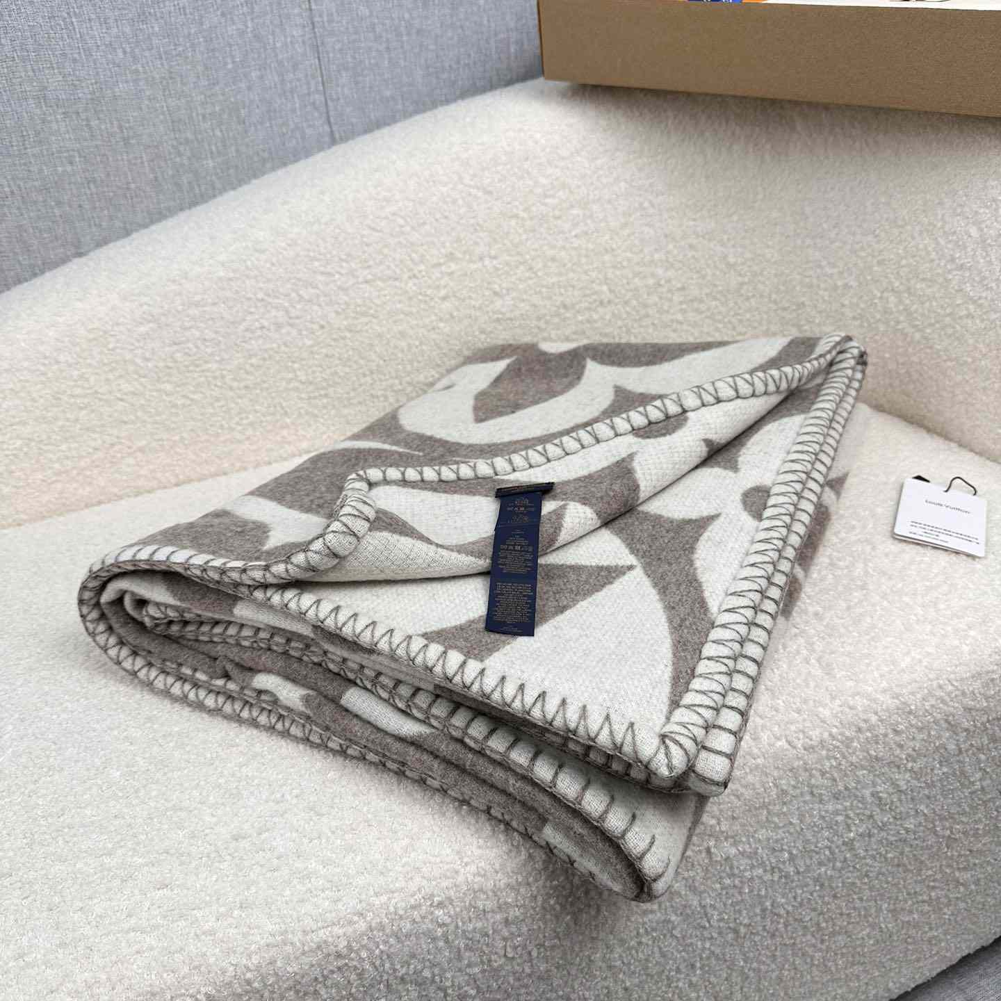 Louis Vuitton LV Medallion Blanket  M79275 - FashionPlug