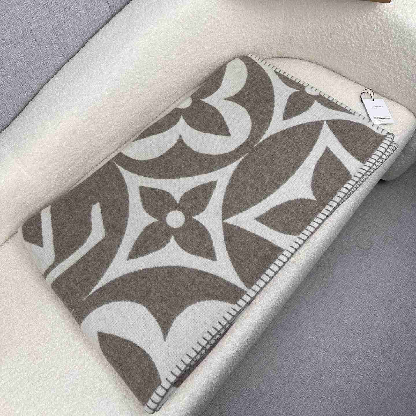 Louis Vuitton LV Medallion Blanket  M79275 - FashionPlug