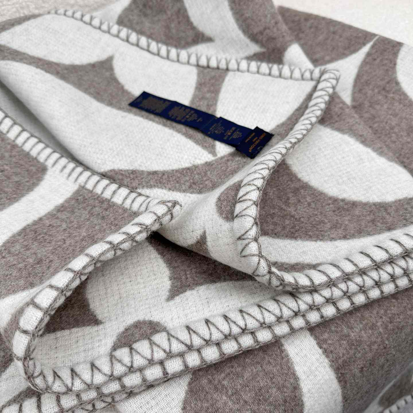 Louis Vuitton LV Medallion Blanket  M79275 - FashionPlug