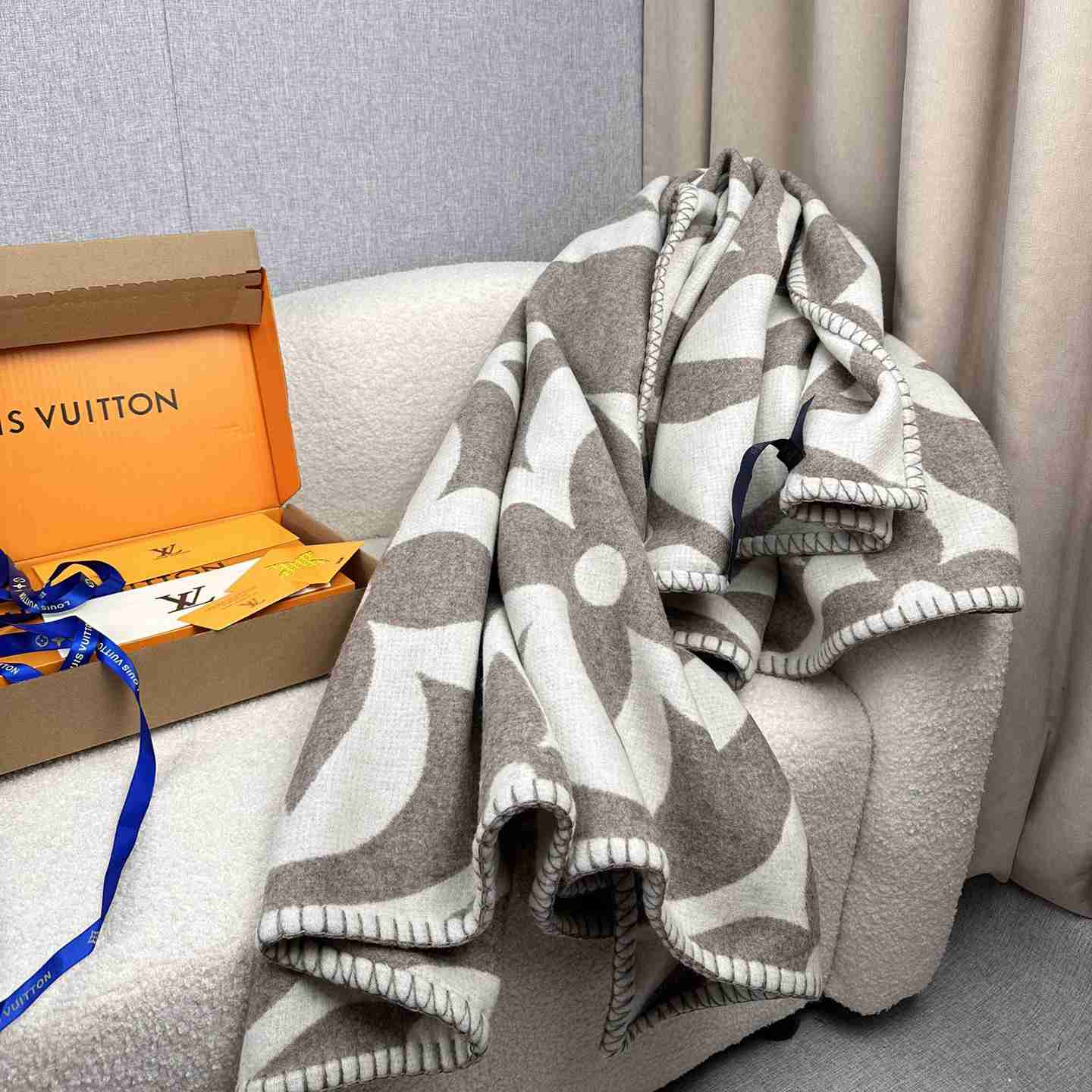 Louis Vuitton LV Medallion Blanket  M79275 - FashionPlug