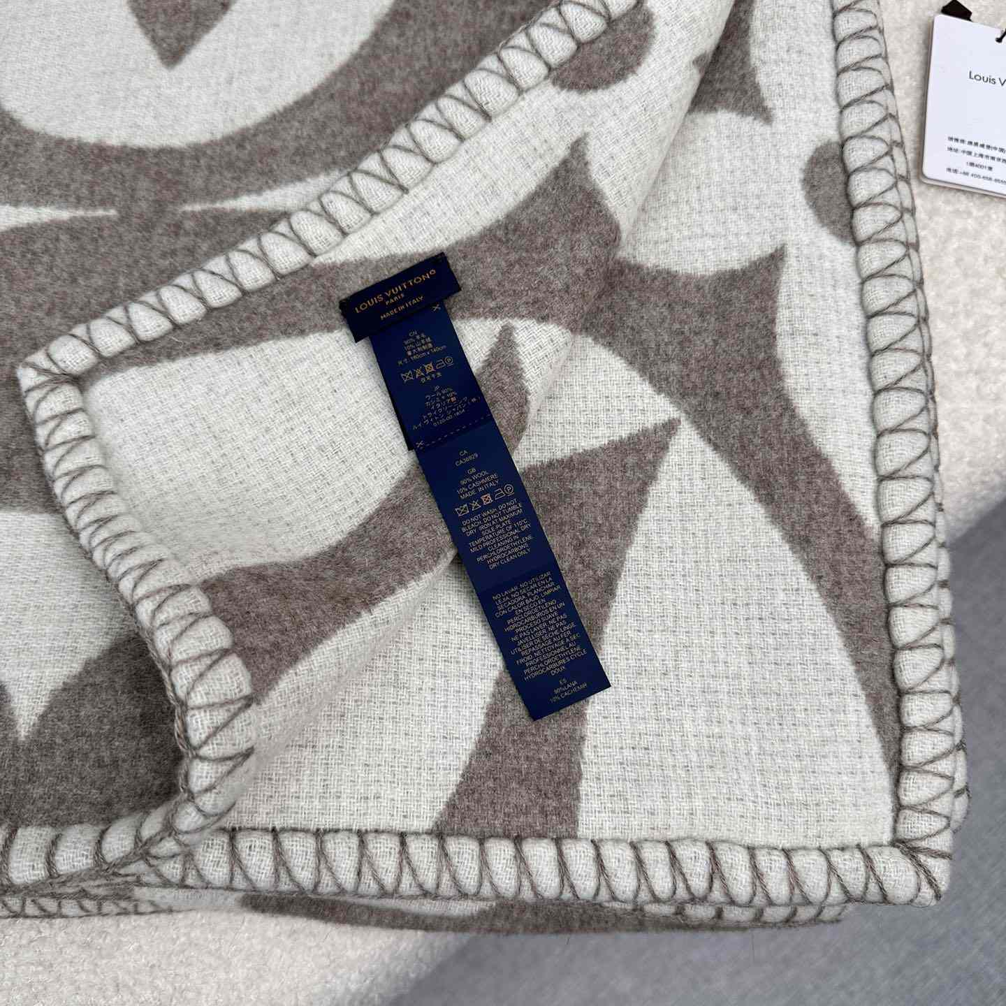 Louis Vuitton LV Medallion Blanket  M79275 - FashionPlug