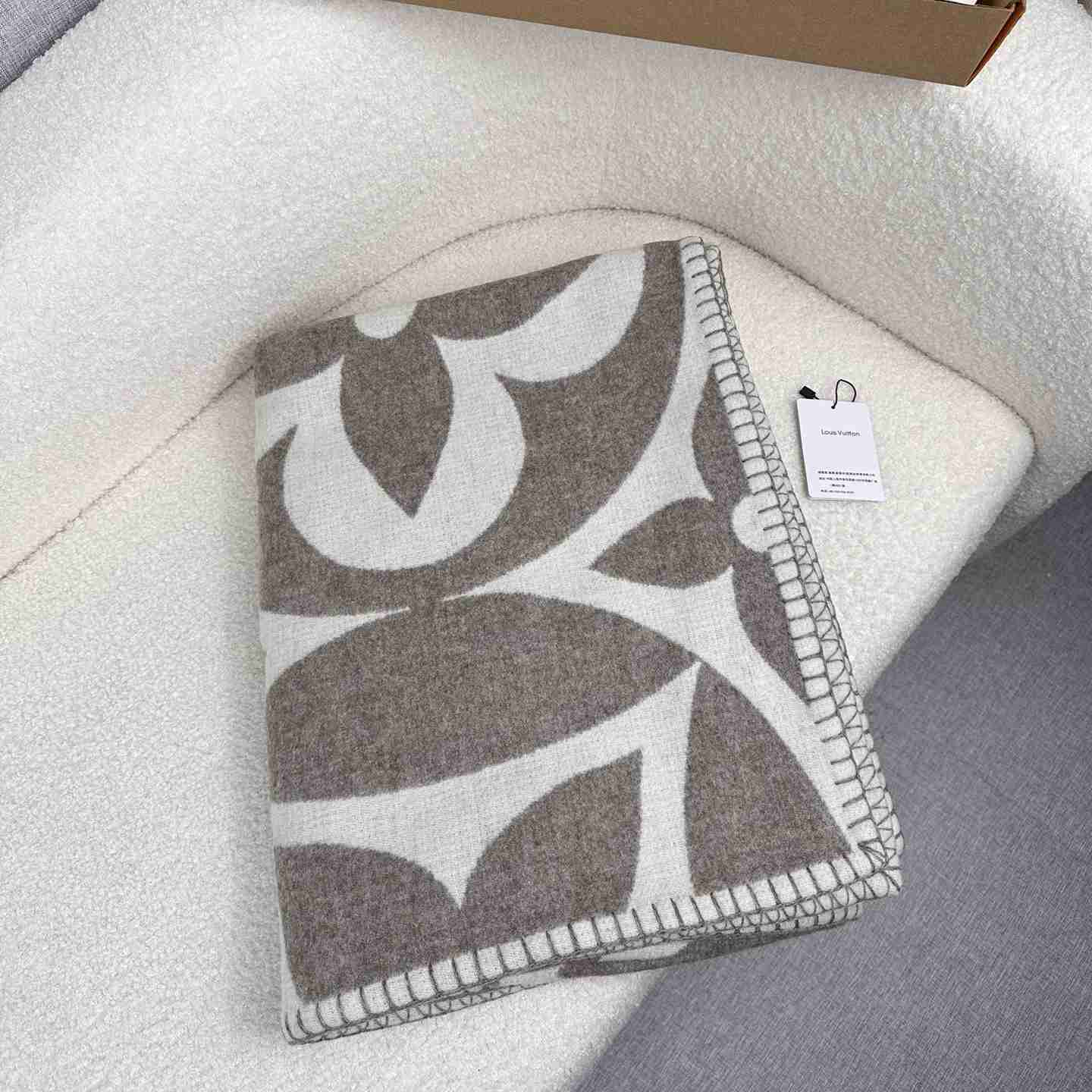 Louis Vuitton LV Medallion Blanket  M79275 - FashionPlug