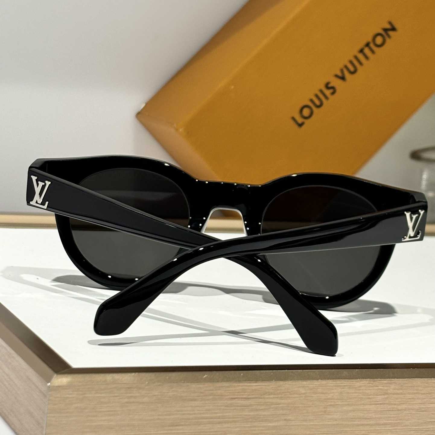 Louis Vuitton LV Legacy Round Sunglasses   Z2506U - FashionPlug
