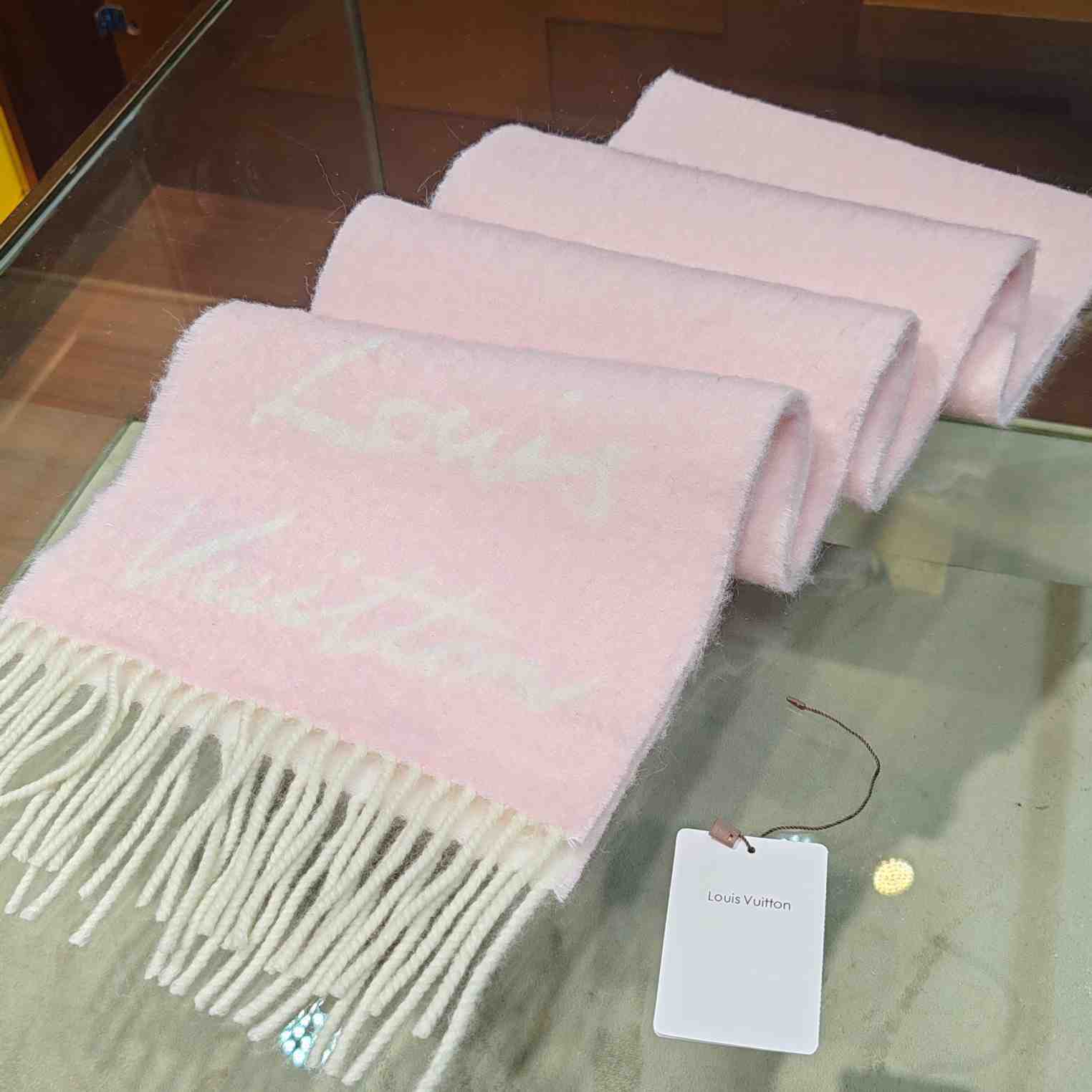 Louis Vuitton Fluffygram Scarf  M94797 - FashionPlug